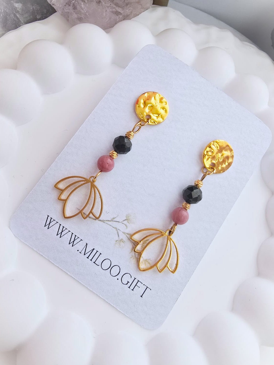 Kolczyki z rodonitem i czarnym turmalinem z zawieszką "kwiat lotosu"