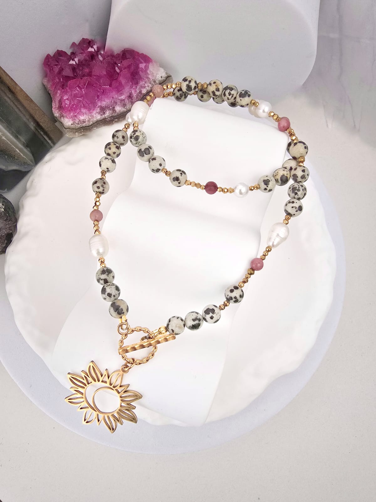 Naszyjnik z jaspisem dalmatyńskim, hematytem, rodonitem i perłą słodkowodną Kamienie Naturalne | Miloo