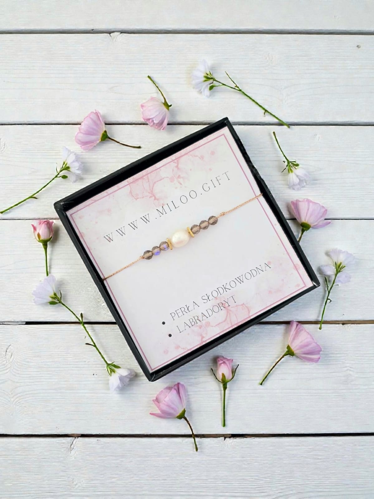 Bransoletka na jedwabnej nici z perłą słodkowodną i labradorytem – regulowana, pozłacana stal 14K