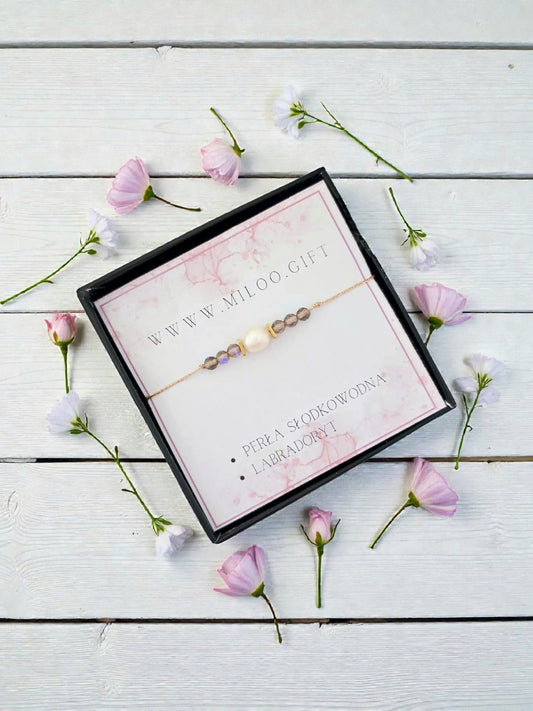 Bransoletka na jedwabnej nici z perłą słodkowodną i labradorytem – regulowana, pozłacana stal 14K