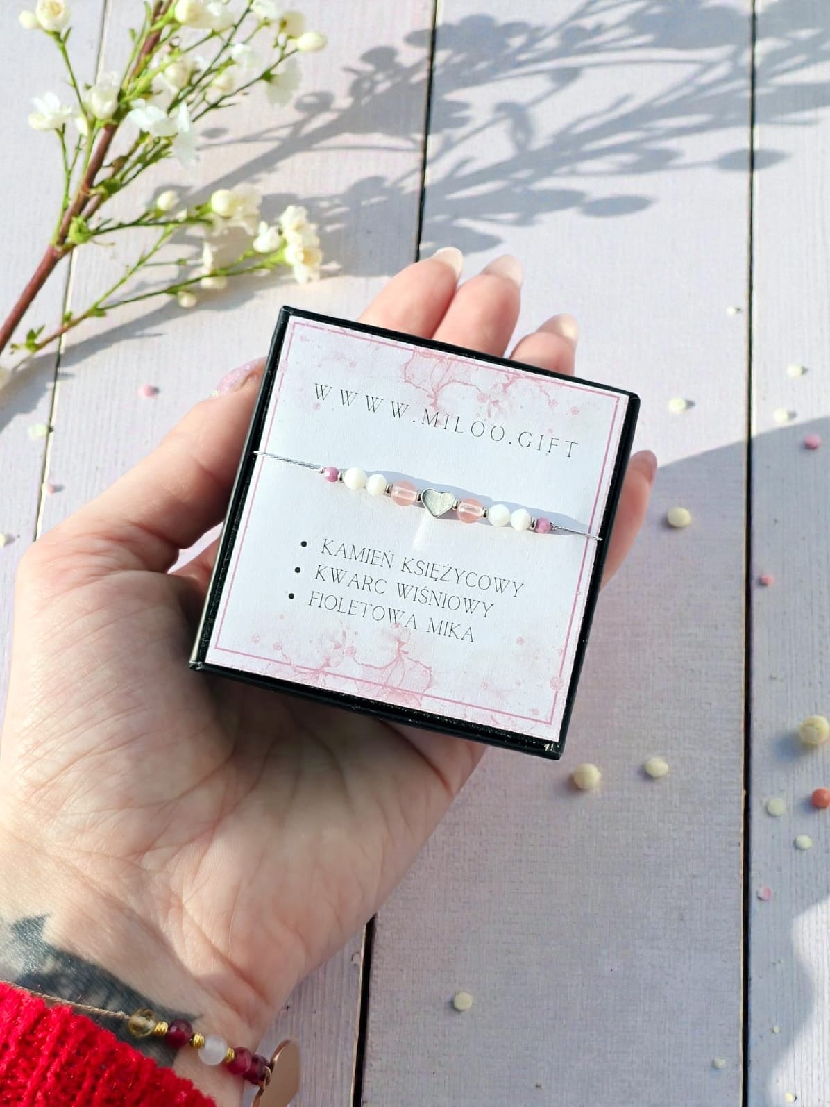 Bransoletka na jedwabnej nici z kamieniem księżycowym i kwarcem wiśniowym – regulowana, pozłacana stal 14K