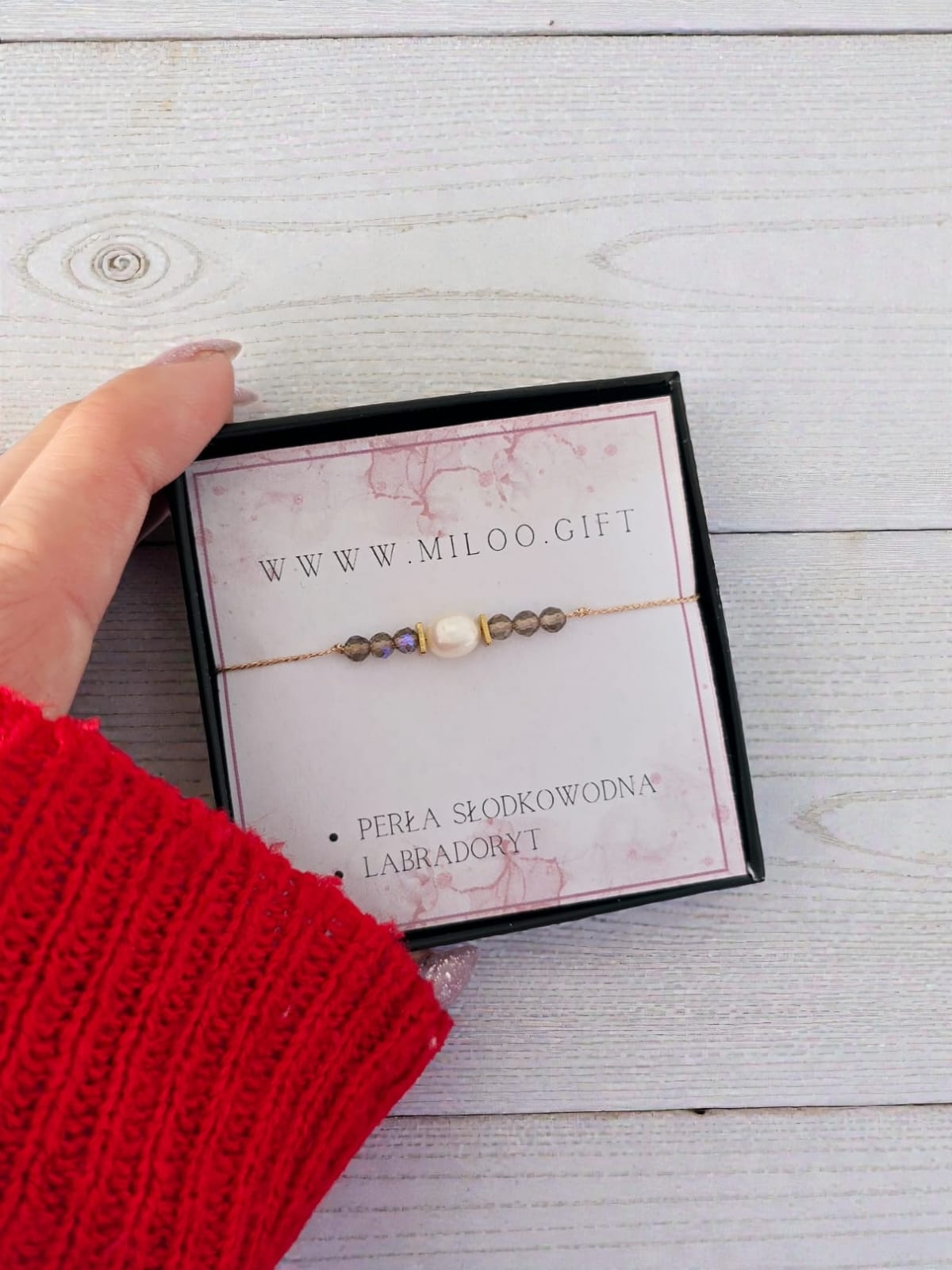 Bransoletka na jedwabnej nici z perłą słodkowodną i labradorytem – regulowana, pozłacana stal 14K