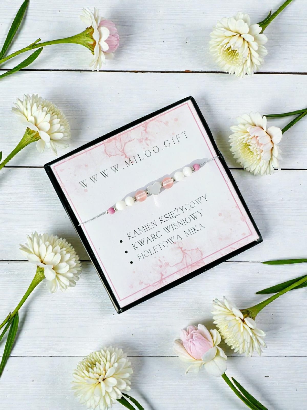 Bransoletka na jedwabnej nici z kamieniem księżycowym i kwarcem wiśniowym – regulowana, pozłacana stal 14K