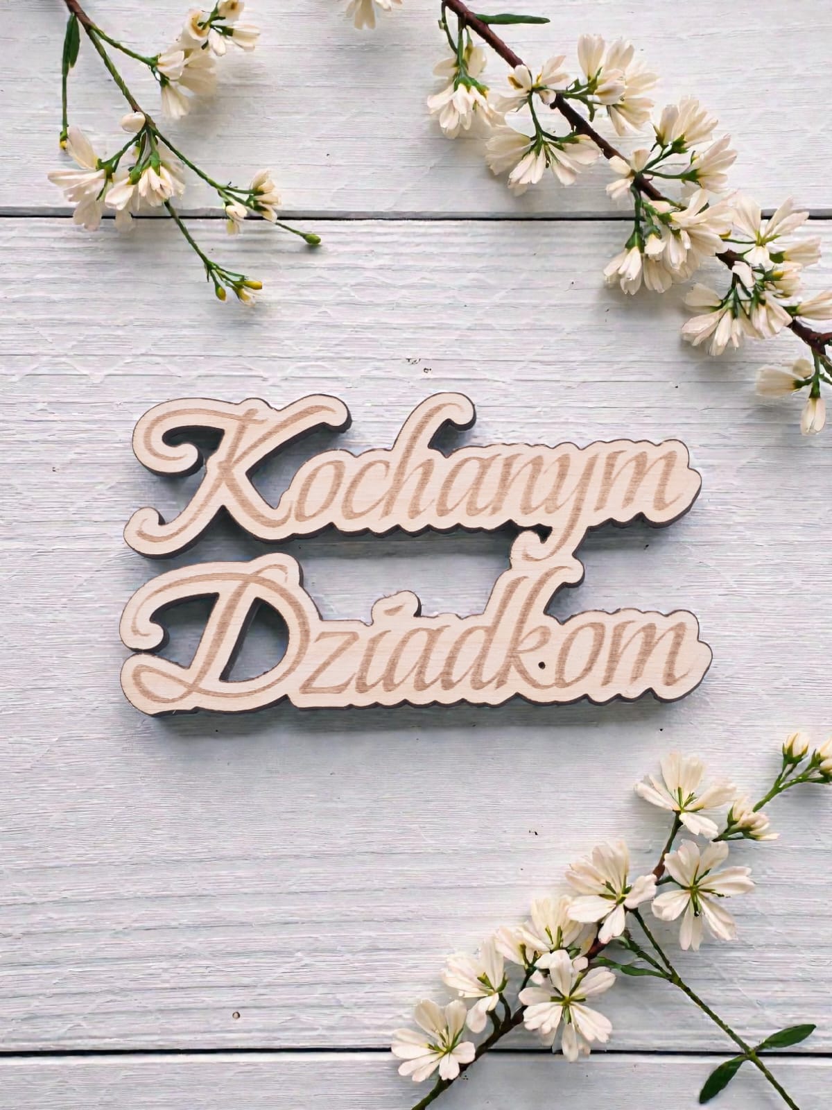 Napis drewniany „Kochanym Dziadkom” ze sklejki 13×6 cm – dekoracja na Dzień Babci i Dziadka| Sklejka | Miloo.gift
