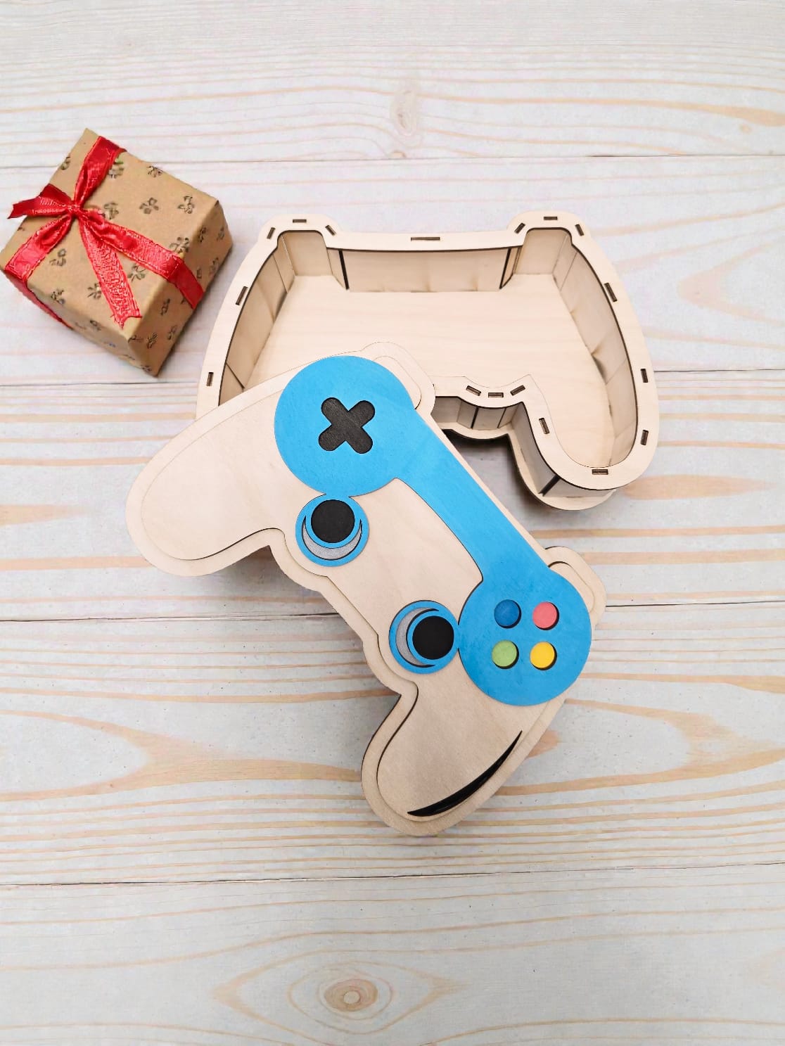 Pudełko w kształcie pada / joysticka ze sklejki – idealne na prezent dla gracza