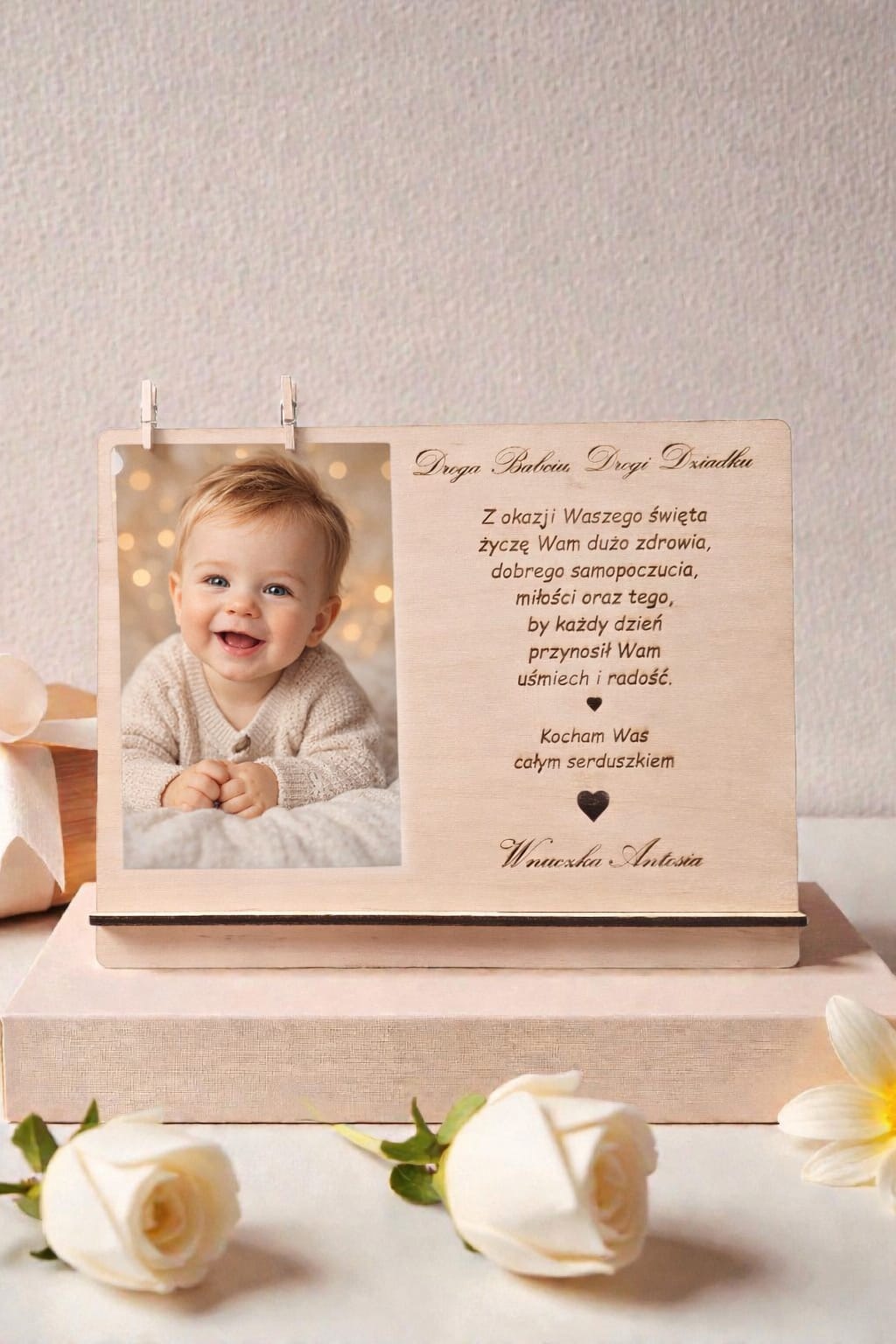 Drewniana ramka z personalizowanym grawerem – wyjątkowy prezent na każdą okazję