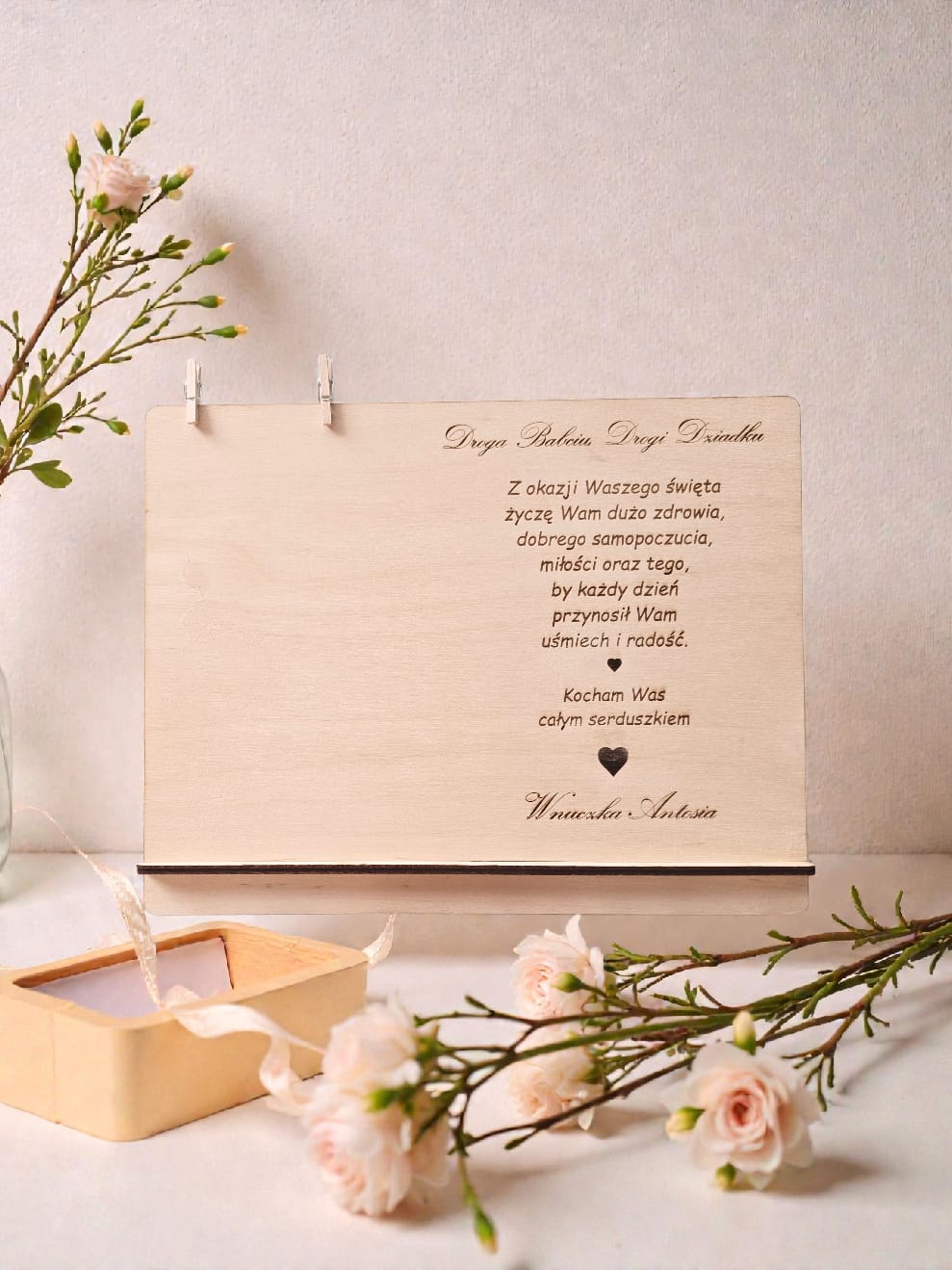 Drewniana ramka z personalizowanym grawerem – wyjątkowy prezent na każdą okazję