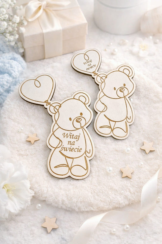 Tabliczka „Miś z balonikiem – Witaj na świecie” | sklejka drewniana 3mm | 7 cm