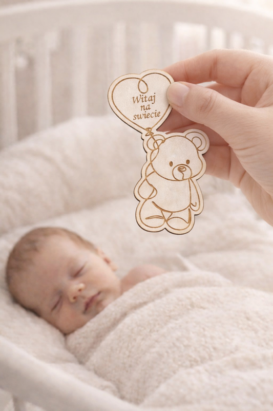 Piki / tabliczki „Miś z balonikiem – Witaj na świecie” | biały HDF | 7 cm